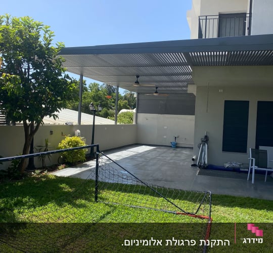פרגולה מאלומיניום עם גג פתוח ומאווררים תלויים